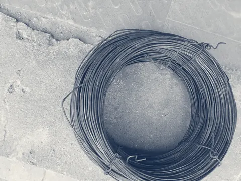 Rollo de alambre negro de amarre