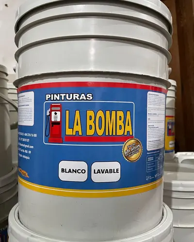 Cuñete de Pinturas La Bomba, Blanco Lavable, en un estante de la tienda