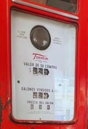 Una antigua bomba de gasolina dentro de La Bomba.